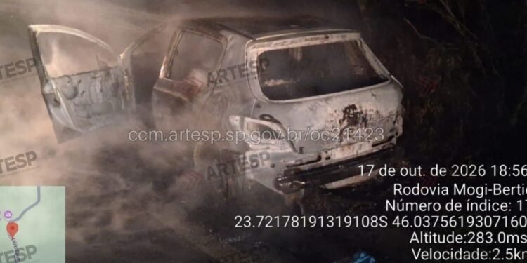 Incêndio em carro deixa uma pessoa ferida na rodovia Mogi-Bertioga, em SP Incêndio em carro deixa uma pessoa ferida na rodovia Mogi-Bertioga, em SP