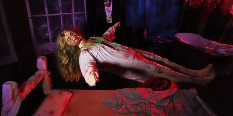 De ‘O Exorcista’ a ‘Jogos Mortais’: casa em Santos ganha decoração macabra para o Halloween; FOTOS