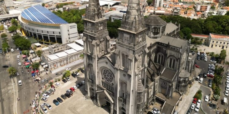 Catedral Metropolitana de Fortaleza interdita entrada principal para obras de revitalização Catedral Metropolitana de Fortaleza interdita entrada principal para obras de revitalização