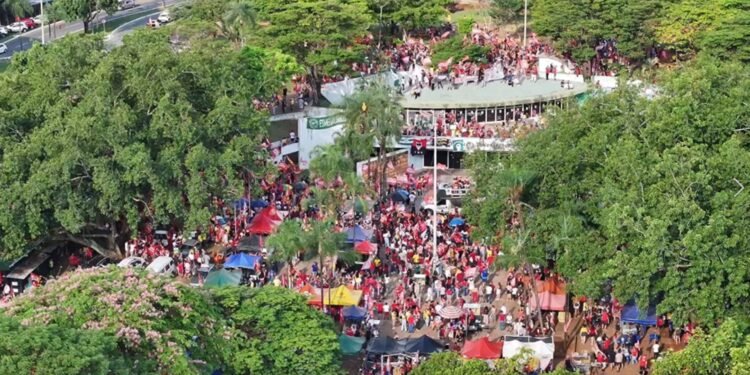 Apoiadores de Lula fazem manifestação em Goiânia na véspera da eleição