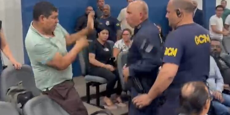 VÍDEO: Sessão sobre tapa-buracos é cancelada após confusão na Câmara de Campo Grande VÍDEO: Sessão sobre tapa-buracos é cancelada após confusão na Câmara de Campo Grande