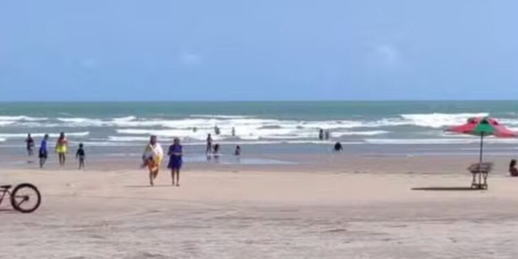 Homem morre após se afogar e adolescente desaparece no litoral do PI Homem morre após se afogar e adolescente desaparece no litoral do PI