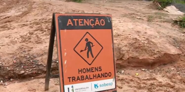 Após chuva, moradores reclamam de carros atolados e lama em obra da Sabesp em Monte Mor Após chuva, moradores reclamam de carros atolados e lama em obra da Sabesp em Monte Mor
