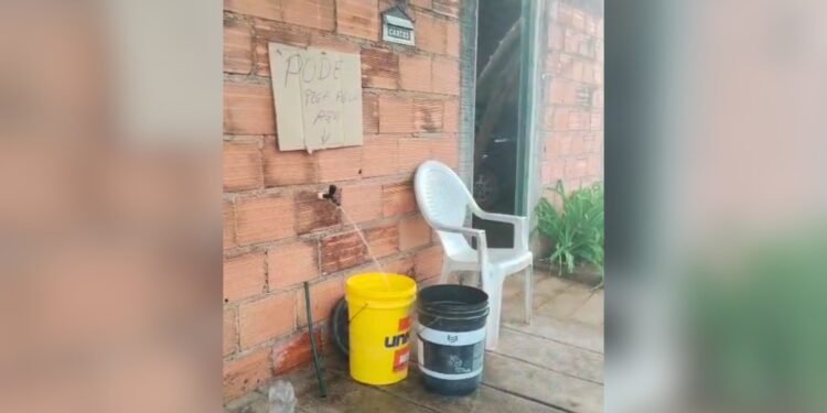 Água oferecida por morador em torneira ‘solidária’ durante crise hídrica no interior do TO é retirada de cisterna; VÍDEO Água oferecida por morador em torneira ‘solidária’ durante crise hídrica no interior do TO é retirada de cisterna; VÍDEO