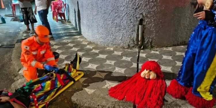 Adolescente fantasiado de Fofão fica ferido após cair durante apresentação em MG Adolescente fantasiado de Fofão fica ferido após cair durante apresentação em MG