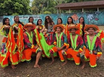 Em Belém, Anitta dança carimbó, toma banho de cheiro e conhece produção de menta amazônica