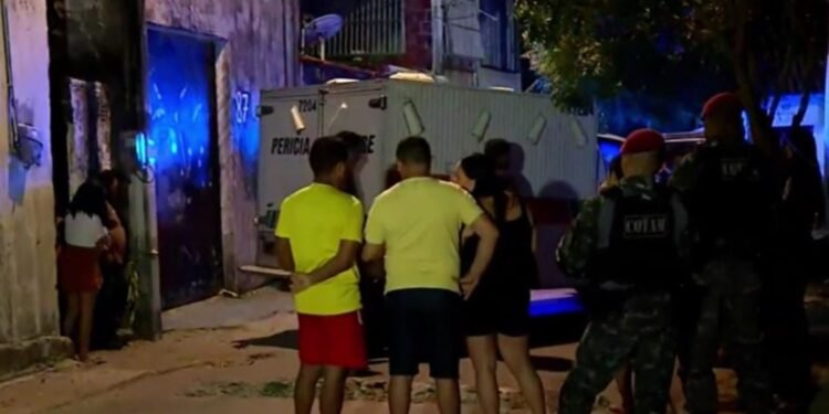 Duas pessoas morrem após serem baleadas enquanto trabalhavam em marcenaria em Fortaleza Duas pessoas morrem após serem baleadas enquanto trabalhavam em marcenaria em Fortaleza