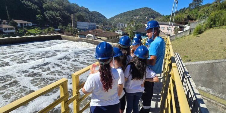 Alunos do 5º aprendem na prática como funciona o tratamento de esgoto em Petrópolis Alunos do 5º aprendem na prática como funciona o tratamento de esgoto em Petrópolis