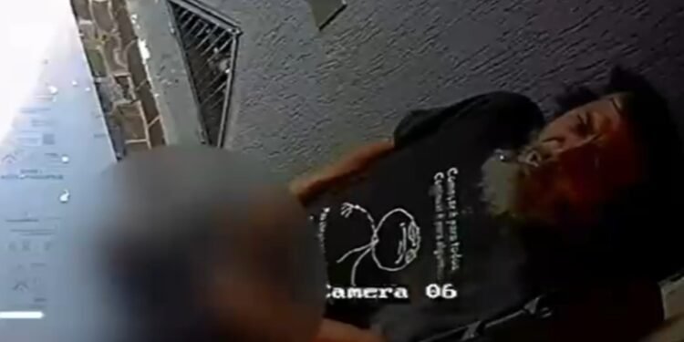 VÍDEO: Ladrão mostra pênis para câmera antes de furtar encomendas de casa em MG VÍDEO: Ladrão mostra pênis para câmera antes de furtar encomendas de casa em MG