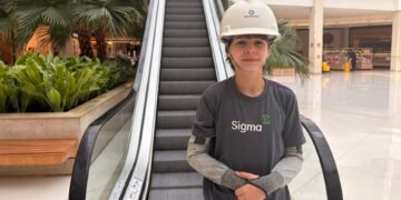 Garoto de 12 anos viraliza como ‘especialista’ em escadas rolantes e elevadores; veja VÍDEO