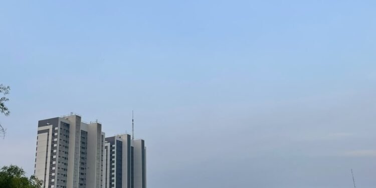 ‘Nuvem’ de fumaça reaparece em Manaus e cidade volta a ter a pior qualidade do ar no Brasil após um dia ‘Nuvem’ de fumaça reaparece em Manaus e cidade volta a ter a pior qualidade do ar no Brasil após um dia