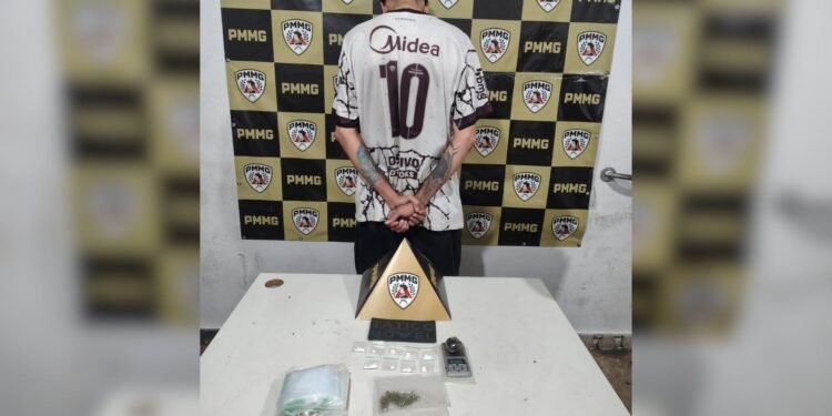 Homem é preso ao assumir que faz ‘delivery’ de drogas como complemento de renda em Uberaba Homem é preso ao assumir que faz ‘delivery’ de drogas como complemento de renda em Uberaba