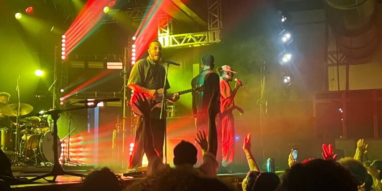 Com clima de baile e ‘olho no olho’, grupo ‘Os Garotin’ exalta a juventude e fala de novo álbum em show intimista Com clima de baile e ‘olho no olho’, grupo ‘Os Garotin’ exalta a juventude e fala de novo álbum em show intimista
