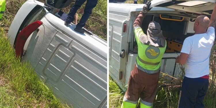 Ambulância tomba em rodovia e deixa motorista e paciente feridos em Amparo