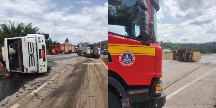 Caminhão tomba, derrama 15 mil litros de óleo vegetal e interdita BR-262, na Grande BH Caminhão tomba, derrama 15 mil litros de óleo vegetal e interdita BR-262, na Grande BH