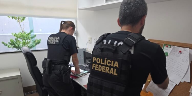 PF cumpre mandados em Manaus em operação contra grupo que dava apoio logístico a garimpo ilegal na Amazônia PF cumpre mandados em Manaus em operação contra grupo que dava apoio logístico a garimpo ilegal na Amazônia