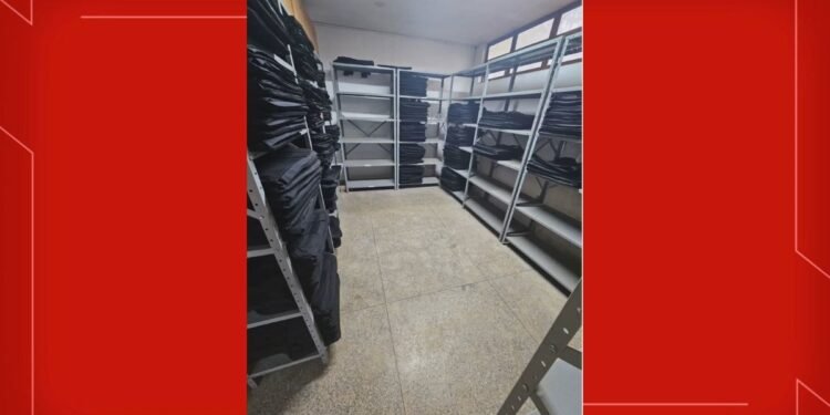 Mulher suspeita de furtar 36 coletes à prova de balas do Detran se apresenta à polícia e é presa Mulher suspeita de furtar 36 coletes à prova de balas do Detran se apresenta à polícia e é presa