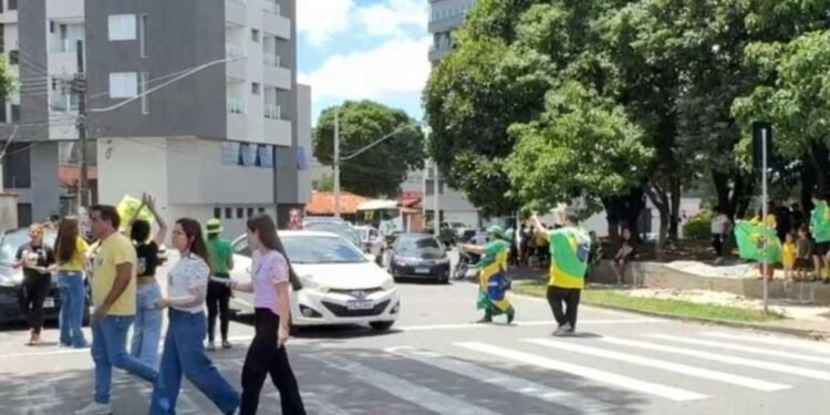 Apoiadores de Flávio Bolsonaro fazem carreata e motociata pelos bairros de Divinópolis Apoiadores de Flávio Bolsonaro fazem carreata e motociata pelos bairros de Divinópolis