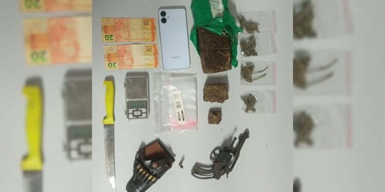 Jovens de 20 anos são presos com pés de maconha e porte ilegal de arma em Presidente Prudente