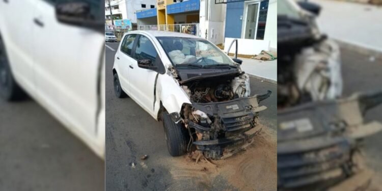 VÍDEO: motorista dorme ao volante, bate contra muro de casa e rodopia com carro em Botucatu VÍDEO: motorista dorme ao volante, bate contra muro de casa e rodopia com carro em Botucatu