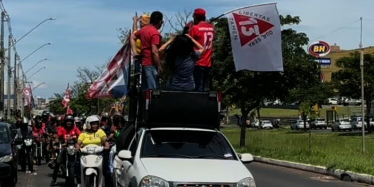 Apoiadores de Lula fazem carreata pelas ruas de Uberlândia Apoiadores de Lula fazem carreata pelas ruas de Uberlândia