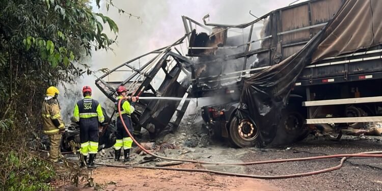 Motorista morre carbonizado após batida entre veículos na BR-364 em RO Motorista morre carbonizado após batida entre veículos na BR-364 em RO