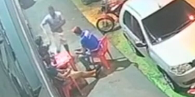 VÍDEO: Homem tenta matar sobrinho de pastor por se sentir discriminado em igreja de MG VÍDEO: Homem tenta matar sobrinho de pastor por se sentir discriminado em igreja de MG