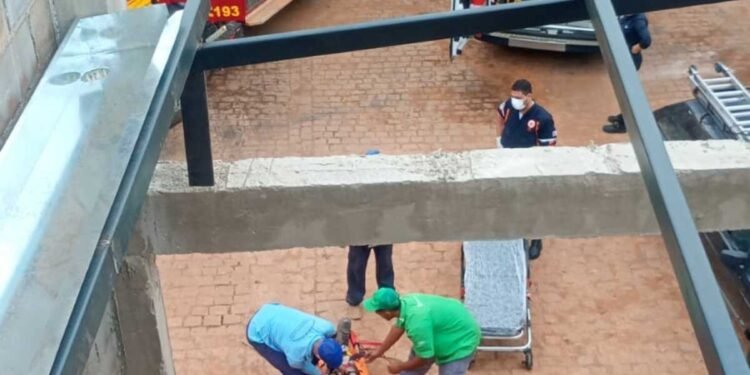Jovem é socorrido pelos bombeiros após desmaiar durante montagem de telhado a seis metros de altura em Bocaiuva