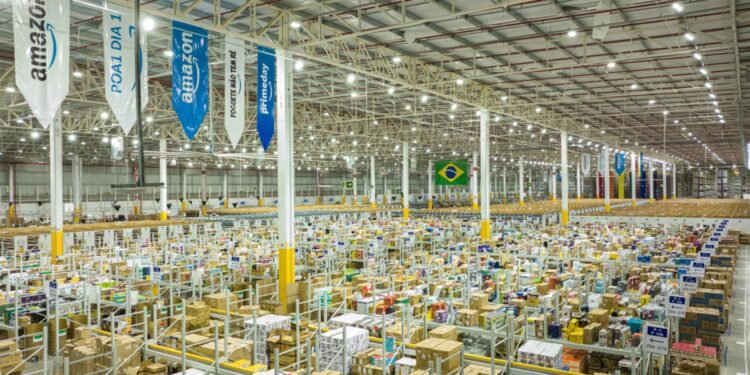 Justiça proíbe Amazon de manter funcionários em pé por até 12 horas em complexo no DF Justiça proíbe Amazon de manter funcionários em pé por até 12 horas em complexo no DF