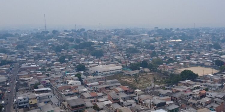 FOTOS E VÍDEOS: fumaça cobre Manaus pelo quarto dia seguido neste domingo (11) FOTOS E VÍDEOS: fumaça cobre Manaus pelo quarto dia seguido neste domingo (11)