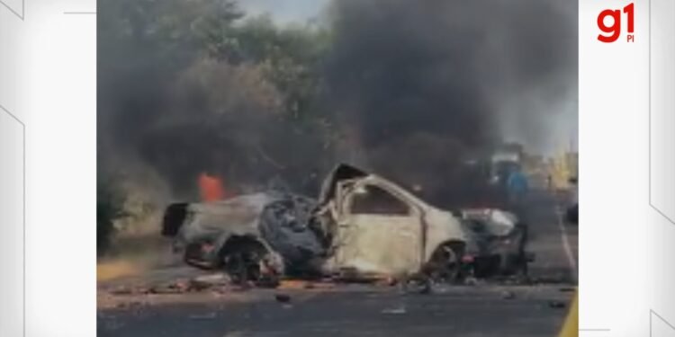 Quatro pessoas morrem após carro colidir contra carnaúba no PI; criança fica ferida Quatro pessoas morrem após carro colidir contra carnaúba no PI; criança fica ferida