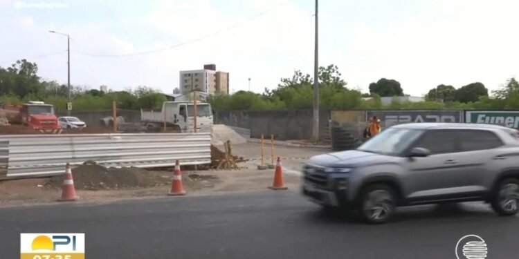 Obra interdita rua e provoca lentidão no trânsito da Avenida Cajuína, em Teresina Obra interdita rua e provoca lentidão no trânsito da Avenida Cajuína, em Teresina