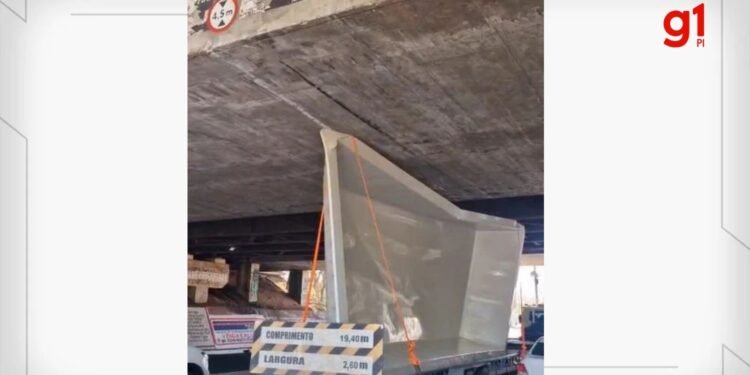 VÍDEO: Caminhão com piscina fica preso sob Ponte JK em Teresina