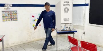 Taxista repete tradição e é o primeiro eleitor de Fernando de Noronha