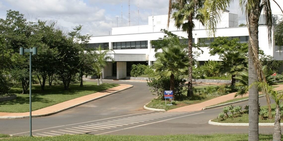 Governo apura o que os EUA classificaram como ‘possível ameaça’ para suspender atendimento em embaixada