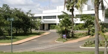 Governo apura o que os EUA classificaram como ‘possível ameaça’ para suspender atendimento em embaixada