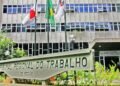 Trabalhador demitido por abandono de emprego após ficar um mês preso reverte justa causa na Justiça em MG