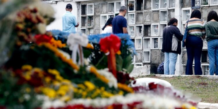 Policial civil e servidor da Prefeitura de SP são investigados por vender dados sigilosos de mortos para funerárias cobrarem preços abusivos Policial civil e servidor da Prefeitura de SP são investigados por vender dados sigilosos de mortos para funerárias cobrarem preços abusivos