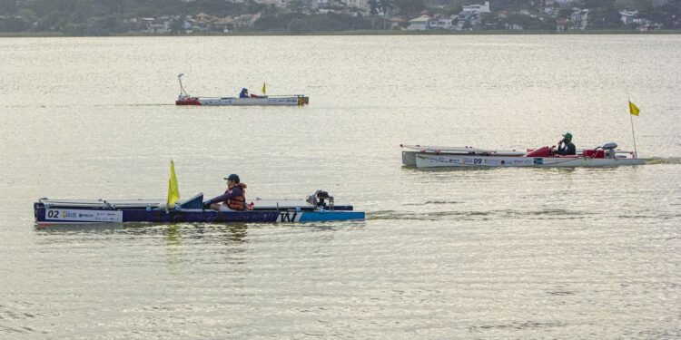 Alunos da rede pública pilotam barcos solares no Desafio Solar Brasil Alunos da rede pública pilotam barcos solares no Desafio Solar Brasil