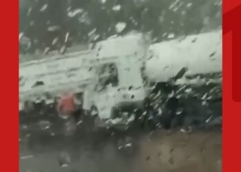 Acidente entre caminhões provoca congestionamento na BR-324, em Feira de Santana