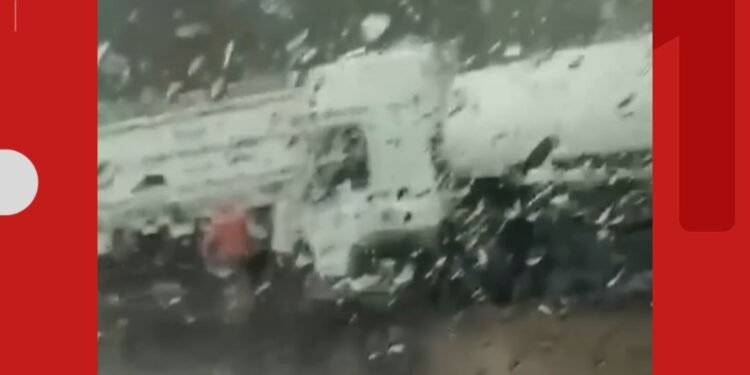 Acidente entre caminhões provoca congestionamento na BR-324, em Feira de Santana Acidente entre caminhões provoca congestionamento na BR-324, em Feira de Santana