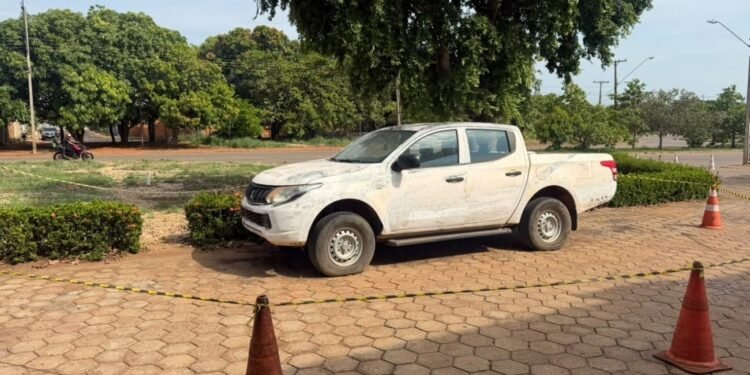 Homem é encontrado morto dentro de caminhonete em posto de combustíveis