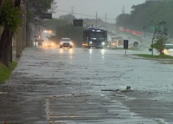 Inmet alerta para tempestades no Vale do Paraíba nesta terça e quarta-feira; ventos podem chegar a 100 km/h Inmet alerta para tempestades no Vale do Paraíba nesta terça e quarta-feira; ventos podem chegar a 100 km/h
