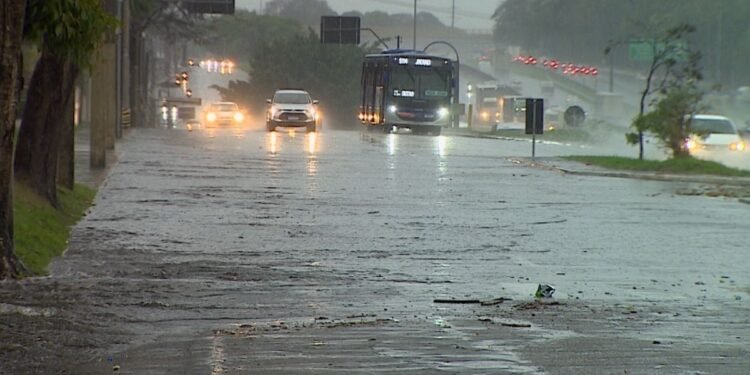 Inmet alerta para tempestades no Vale do Paraíba nesta terça e quarta-feira; ventos podem chegar a 100 km/h