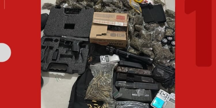 Suspeita de integrar facção é presa com munições de fuzil e drogas em rodoviária na Bahia Suspeita de integrar facção é presa com munições de fuzil e drogas em rodoviária na Bahia