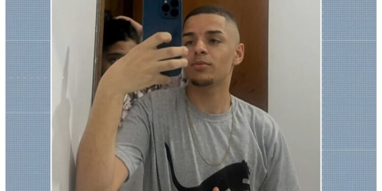 PMs que mataram jovem com 27 tiros após confundirem celular com arma em Moema são afastados das ruas PMs que mataram jovem com 27 tiros após confundirem celular com arma em Moema são afastados das ruas