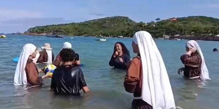 Descanso abençoado: freiras tiram férias em praias de Búzios com surfe, caiaque e hábito religioso Descanso abençoado: freiras tiram férias em praias de Búzios com surfe, caiaque e hábito religioso