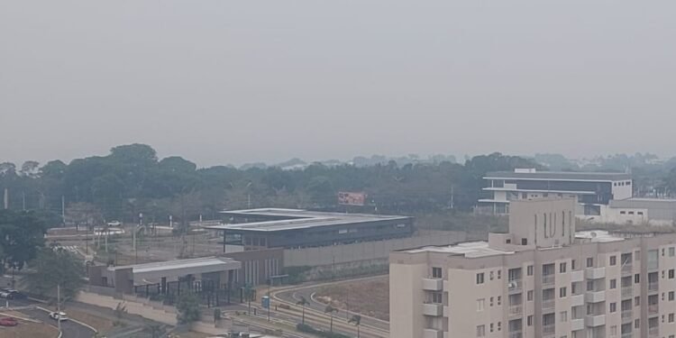 Fumaça atrasa sobrevoo de comitiva do governo federal no Amazonas Fumaça atrasa sobrevoo de comitiva do governo federal no Amazonas