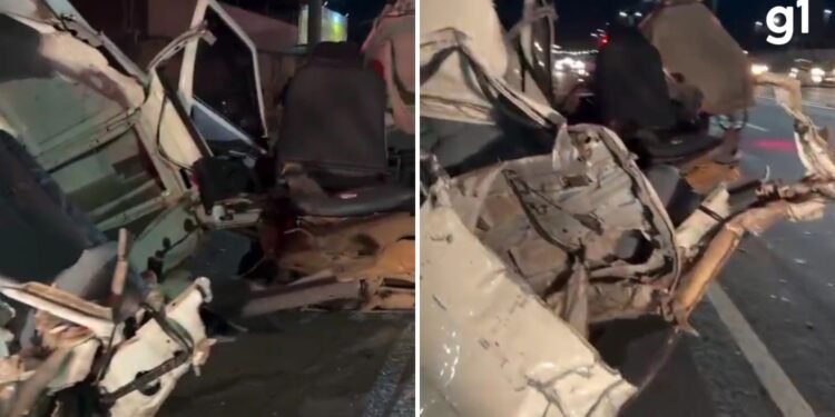 Carro fica partido ao meio após colidir com poste na BR-116 e duas pessoas ficam feridas no RS