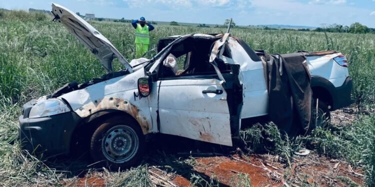 Mãe e filho morrem após caminhonete capotar na BR-153 Mãe e filho morrem após caminhonete capotar na BR-153